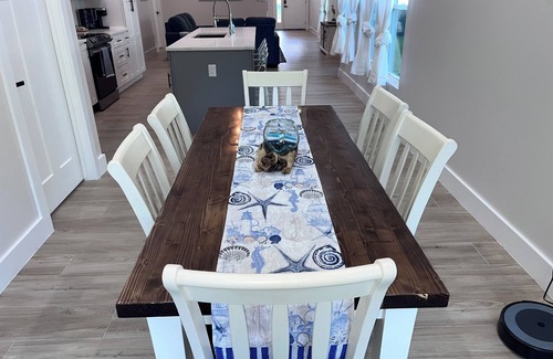 Foley Casa | Cute cottage near Sports Complex, OWA, beaches, shopping, restaurants. King bed.