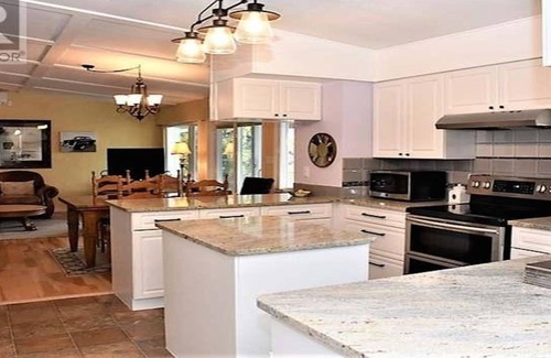 Okanagan-Similkameen Casa | Impresionante casa, pasos para el lanzamiento tranquilo del barco, con jacuzzi privado.