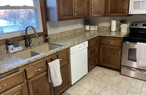 Dubuque Casa | Cute & Cozy 4 Bedroom 2 Bath Ranch House EXCELLENT SAFE located in center of DBQ