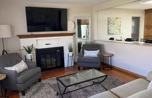 Dubuque Casa | Cute & Cozy 4 Bedroom 2 Bath Ranch House EXCELLENT SAFE located in center of DBQ