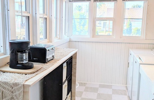 Hagerman Casa | Cute downtown Hagerman cottage with stock tank pool & putting green.
