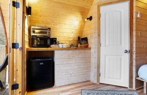 Ashland Cabina | Cute European Bungalow Cabin w/Hot Tub. 1 Double Bed and Pet Friendly!