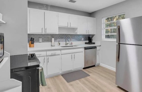 Sandalwood Casa | Cute Jacksonville Bungalow! Centrally Located