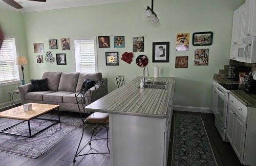 Norwalk Casa | Cute l'il green house in welcoming Norwalk, Ohio.