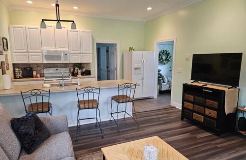 Norwalk Casa | Cute l'il green house in welcoming Norwalk, Ohio.