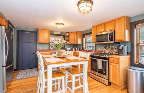Walloon Lake Cabina | Cute Log Cabin! Summer Dates Open! Hot Tub! Walloon Lake Beach! Waterpark!