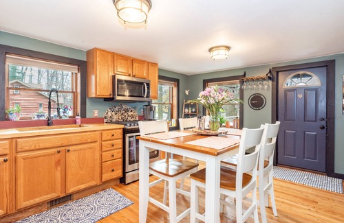 Walloon Lake Cabina | Cute Log Cabin! Summer Dates Open! Hot Tub! Walloon Lake Beach! Waterpark!