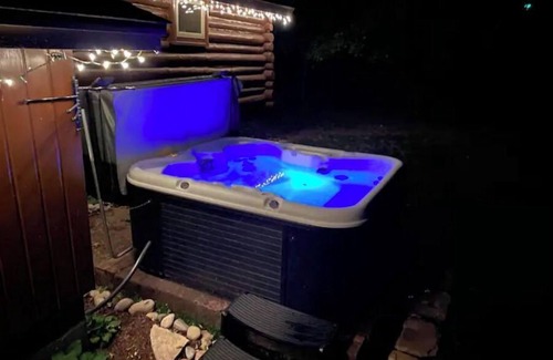 Walloon Lake Cabina | Cute Log Cabin! Summer Dates Open! Hot Tub! Walloon Lake Beach! Waterpark!