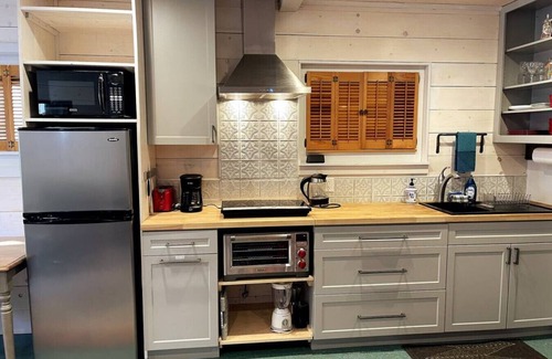 West Sedona Apartamento | Cute studio available monthly; 1 block to trails