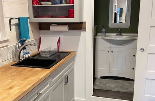 West Sedona Apartamento | Cute studio available monthly; 1 block to trails