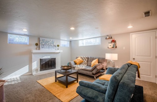 Bountiful Casa | Cute Updated Red Brick Basement Cottage