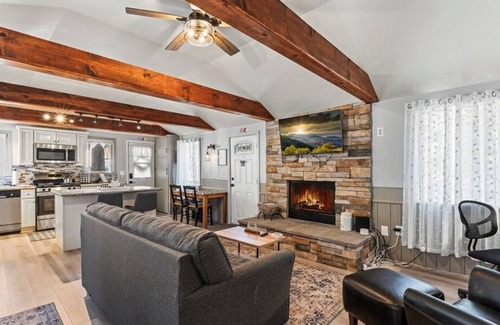 Twin Peaks Cabina | Cutest cottage! Check in 1pm-Check out 1pm! Pet Friendly! Free bottle of wine!