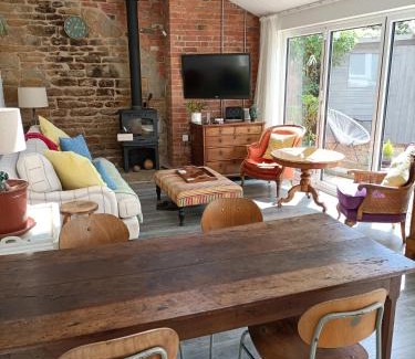 Uppingham Casa | Cybil's Retreat - Renovated 2 bedroom house with enclosed garden