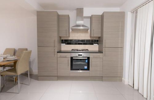 London Borough of Hounslow Casa | D'Luxe 5 beds En-suite Home in London
