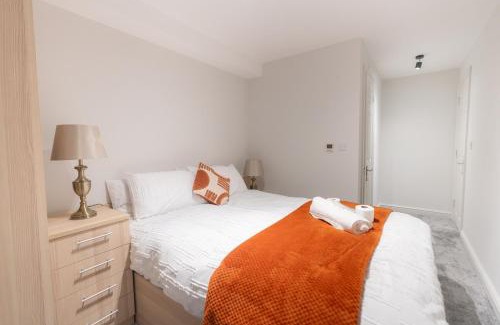London Borough of Hounslow Casa | D'Luxe 5 beds En-suite Home in London
