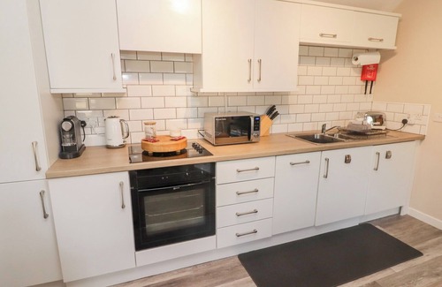 Tenby Cabaña | DAFFODIL APARTMENT, pet friendly in Kilgetty