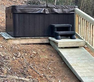 Jonesville Apartamento | Daffodil Dream Camper with Hot Tub - Movie Screen - Fire Pit - BBQ