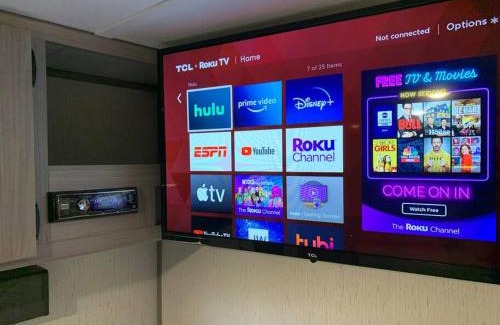 Jonesville Apartamento | Daffodil Dream Camper with Hot Tub - Movie Screen - Fire Pit - BBQ