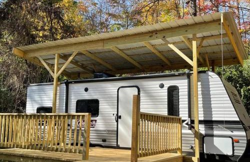 Jonesville Apartamento | Daffodil Dream Camper with Hot Tub - Movie Screen - Fire Pit - BBQ