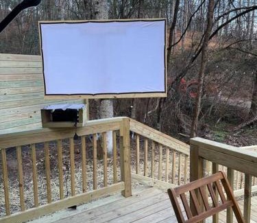 Jonesville Apartamento | Daffodil Dream Camper with Hot Tub - Movie Screen - Fire Pit - BBQ