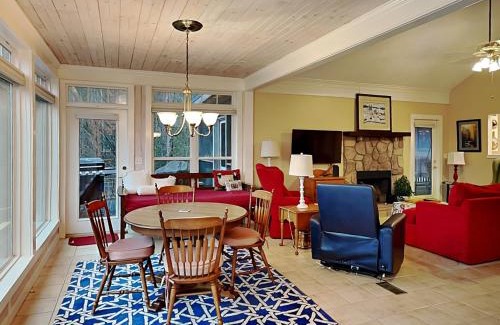 Gatlinburg - Pigeon Forge Casa | Daisys Enchanted Cottage