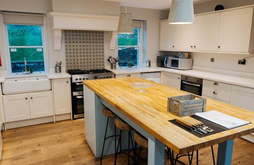 Litton Casa | Dale House, large farmhouse in Litton with cosy country pub and fabulous walks close by.