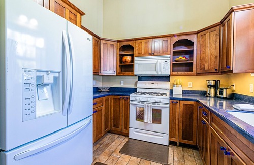 Royal Hawaiian Estates Casa | Dancing Volcano Estate - sleeps 8 Near Hawaii Volcanoes National Park