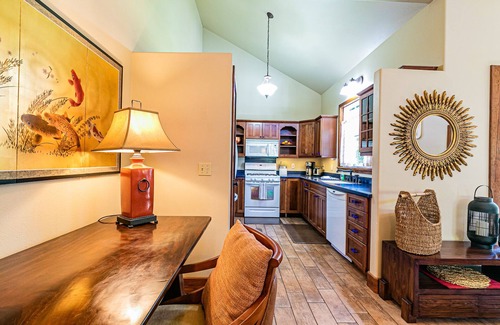 Royal Hawaiian Estates Casa | Dancing Volcano Estate - sleeps 8 Near Hawaii Volcanoes National Park