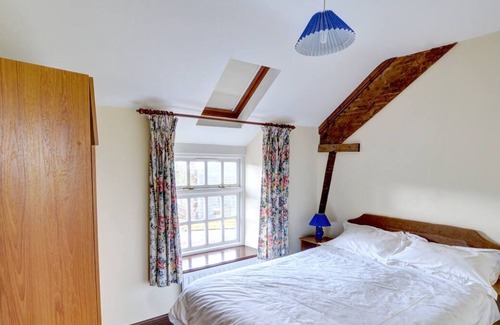 Brecon Casa | Alójese en una granja cerca de Brecon en este alojamiento independiente en el primer piso con vistas al pe