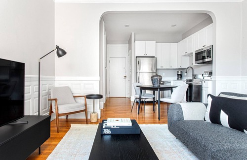 Back Bay West Casa | Dapper Back Bay 2BR, Steps from Newbury St. and Esplanade by Blueground