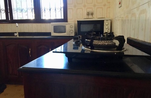 Dar es Salaam Casa | Dar es Salaams, una casa moderna privada de 2 dormitorios a 20 minutos de la playa.