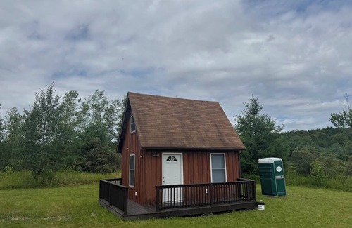 Greene Cabina | Dark Sky Cabin – Cozy Retreat with Wi-Fi & Fire Pit
