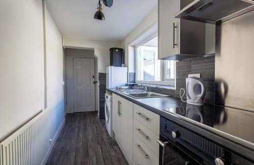 Darlington Casa | Darlington 4BD Home: Modern Comfort and Free Parking