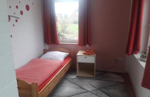 Apen Casa | Das Haus mit der roten Telefonzelle