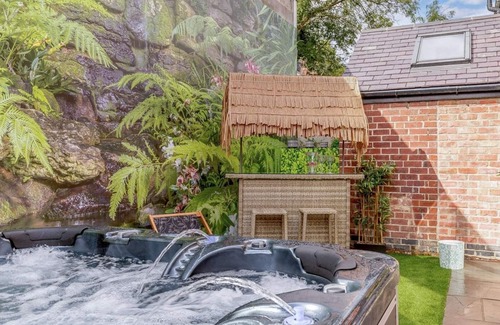 Cromford Casa | Dawns House in the Peaks overlooking the mill pond