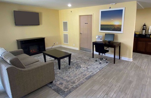 Morrow Hotel | Days Inn by Wyndham Atlanta/Southlake/Morrow