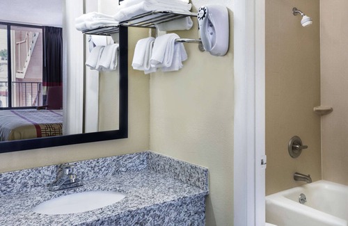 Columbus Hotel | Days Inn by Wyndham Columbus-North Fort Moore