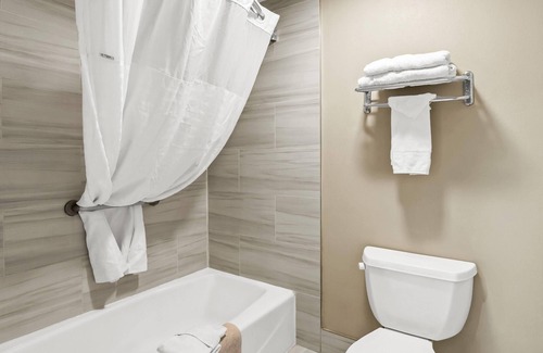 Rialto Hotel | Days Inn by Wyndham Fontana / Rialto