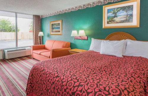 Biggar Hotel | Days Inn by Wyndham Fort Myers