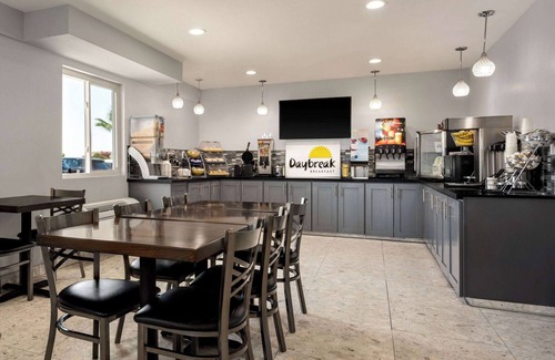 Raisin Hotel | Days Inn by Wyndham Fresno South