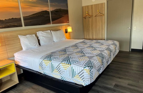 Randolph Hotel | Days Inn by Wyndham Kansas City Northeast