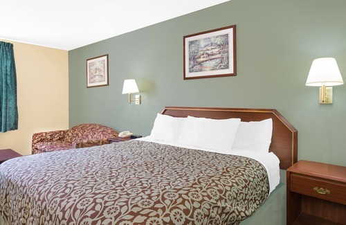 Lincoln Hotel | Days Inn by Wyndham Lincoln