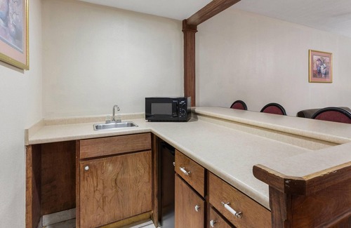 Madisonville Hotel | Days Inn by Wyndham Madisonville