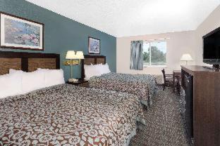 Neenah Hotel | Days Inn by Wyndham Neenah