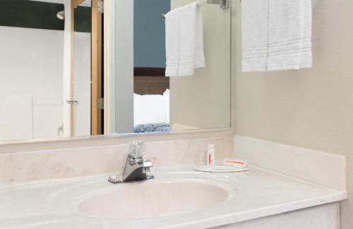 Neenah Hotel | Days Inn by Wyndham Neenah