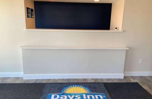 Troy Hotel | Days Inn by Wyndham Troy IL