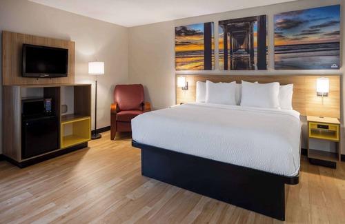 Pleasant Prairie Hotel | Days Inn by Wyndham Pleasant Prairie Kenosha