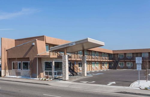 Raisin Hotel | Days Inn by Wyndham Yosemite Area
