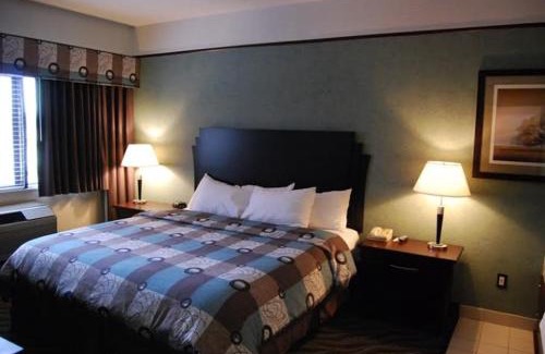 Rochester Hills Hotel | Days Inn & Suites by Wyndham Rochester Hills MI