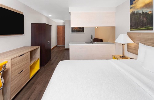 Airway Heights Hotel | Days Inn & Suites by Wyndham Spokane Airport Airway Heights